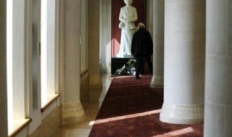 A visitor views a statue of former British prime minister Margaret Thatcher by Neil Simmons, 2001, on display in the Guildhall Art Gallery in the City of London April 8, 2013. 