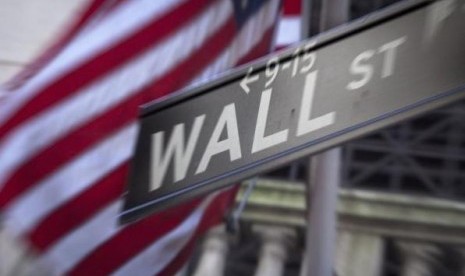 Sebuah plang Wall Street di luar bursa saham di New York.