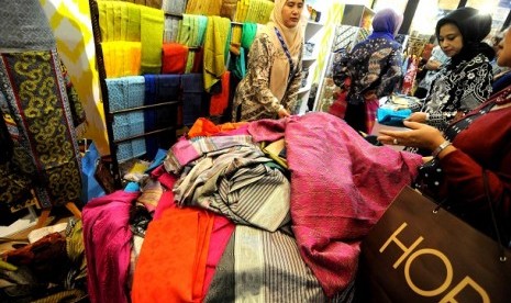 A wide variety of fabric made of small medium enterprises (SME) are on display in an axhibition. International Monetary Fund (IMF) once again trims the forecast of Indonesian economic growth from 6.1 percent to 6 percent due to the continuation of global e