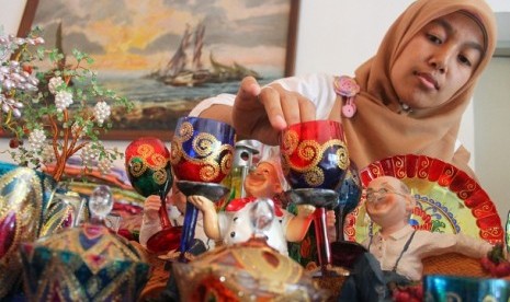 A woman arranges her artwork in glass painting in Malang, East Java. Indonesia is seeking cooperation with France on tourism and creative economy. (illustration)