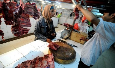 A woman buys some meet from a butcher in Jakarta (illustration)  