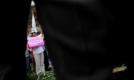 A woman holds a poster during a protest in Jakarta on violence against Indonesian female workers abroad. (file photo)