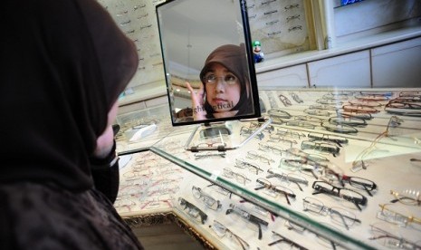 A woman is checking her eyes in an optical center. (illustration)