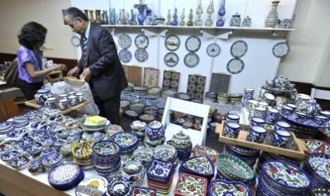 A woman (left) buys ceramic made by Palestine in an exhibition in Jakarta on March 1-2. The expo is held coincidentally with the 2nd Conference on Cooperation Among East Asian Countries for Palestinian Development (CEAPAD II).