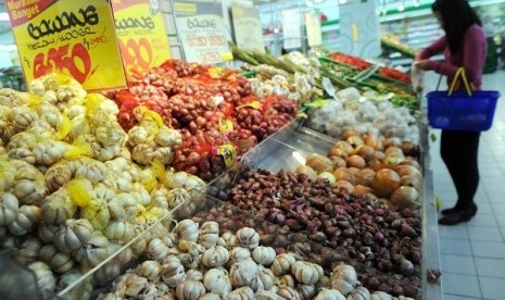 A woman picks some groceries in Hypermart in Jakarta. (illustration)