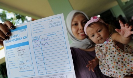 A woman shows her family planning card in Makassar, South Sulawesi. Indonesia and the Philippines share their experiences and commit to develop more prosperous people by the implementation of family planning. (illustration)  