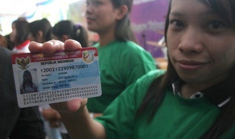 A woman shows her indetification card for migran worker in Medan, North Sumatra. (illustration)  