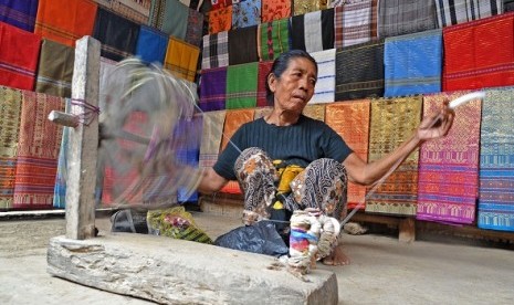 A woman spuns cotton into yarn in Lombok, West Nusa Tenggara. Lombok will host a world meeting of SMEs in 2013, as the event is expected to to serve as a milestone for small and medium enterprises development and to boost tourism in NTB especially Lombok. 