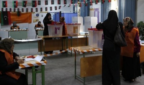 A woman votes at a polling station inside a school in Tripoli, June 25, 2014.