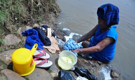 A woman washes her clothings in a river in Tanah Abang, Jakarta. (file photo)