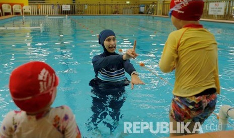 Muslimah mengenakan burkini di sebuah pantai di Marseille, Prancis, 27 Agustus 2016. Pengadilan Prancis Batalkan Izin Pakai Burkini di Kolam Renang Grenoble