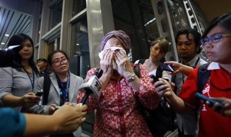 A woman who believes a relative of hers was aboard cries as she waits for more information, at Kuala Lumpur International Airport. 