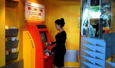 Seorang nasabah bertransaksi di ATM Bank Danamon (ilustrasi)