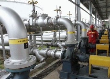 A worker checks fuel pipes belonging to Indonesian state owned oil company Pertamina at one of its refuelling depot in Jakarta, recently. (illustration)