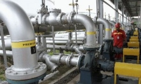 A worker checks fuel pipes belonging to Indonesian state owned oil company Pertamina at one of its refuelling depot in Jakarta, recently. (illustration)