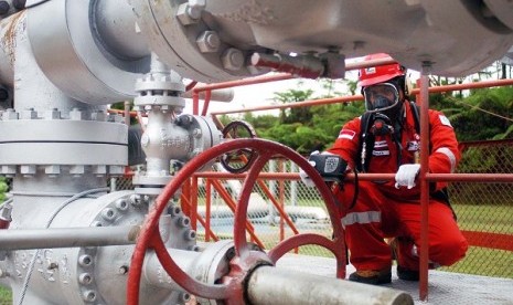 A worker checks gas pressure in a well in PT Pertamina Geothermal Energy( PGE). (illustration)