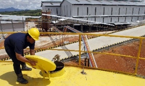 A worker checks the main storage tank of CPO. (illustration) 