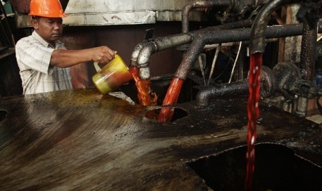 A worker checks the quality of crude palm oil (CPO) in a state CPO processing unit in Indonesia's North Sumatra province. Currently, Indonesia is the largest palm oil producer in the world with production over 23.4 million tonnes in 2012. (illustration)