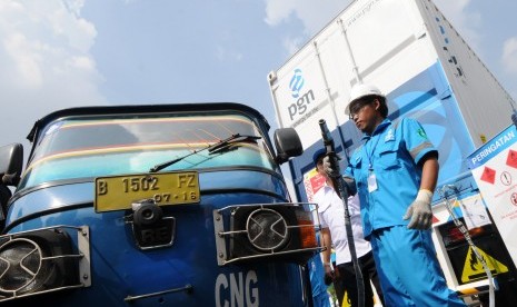 A worker fill gas tank of three wheeled vehicle called 