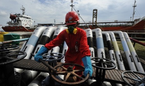 A worker fill high speed diesel into tanker MT Serena II in Sambu Island, Batam, Riau. (illustration)