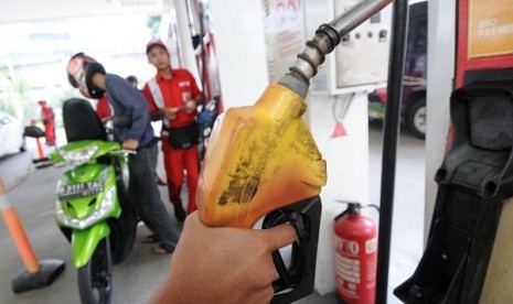 A worker fill the motor's tank in a gas station in Jakarta. Prosperous Justice Party now awaits its fate at the hand of chief of ruling coallision, Susilo Bambang Yudhoyono, after the party rejects fuel price hike.   