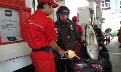 A worker fills gasoline into a motorcycles' tank at a gas station in Jakarta. (Illustration)