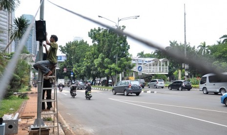 A worker fixes solar powered traffic sign in Jalan Sudirman, Jakarta. (illustration)