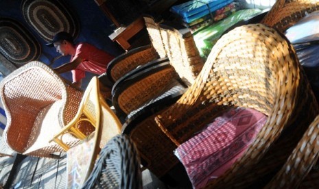 A worker furnishes a rattan chair in a workshop in Jakarta. Govenment drafts new formula on worker salary which is expected to implemented in capital intensive industries, human capital intensive industries, as well as small medium enterprises. (illustrati