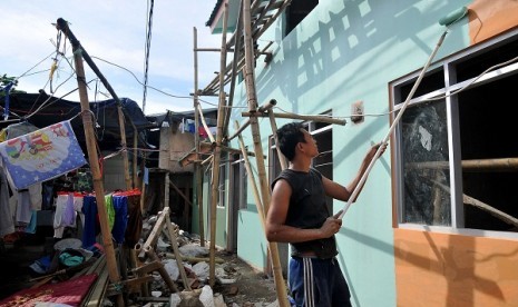 A worker paints a row house in Tanah Tinggi, Central Jakarta, early this month. The house is expected to be completely done in August. (file photo)