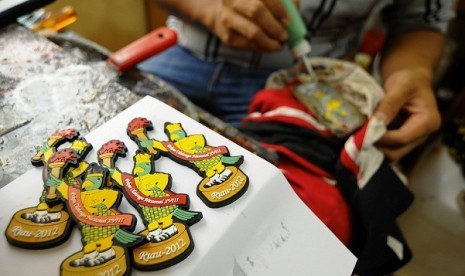 A worker polishes key holder in a small enterprise workshop in Pekanbaru, Riau. (illustration)  