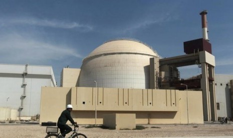 A worker rides a bicycle in front of the reactor building of the Bushehr nuclear power plant, just outside the southern city of Bushehr, Iran. (File photo)