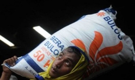 A worker unloads rice import from Thailand in a warehouse of State Logistics Agency (Bulog) in jakarta (photo file).