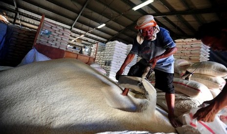 A worker unloads rice stock in central rice market in Cipinang, Jakarta. (illustration)  