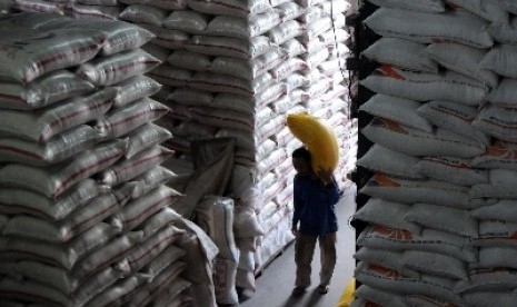 A worker unloads rice stock in central rice market in Cipinang, Jakarta. (illustration)  