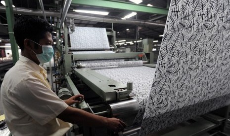 A worker watch the printing process at a textile company in Bandung, West Java. Head of Indonesian Textile Association (API), Ade Sudrajat, says Indonesia has bigger opportunity to increase textile export to the US and Latin America if the country joins Tr