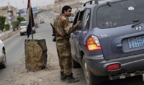 A Yemeni soldier stops a car at a checkpoint in a street leading to the U.S. embassy in Sanaa, Yemen, on August 4, 2013. The US military evacuated non-essential U.S. government personnel from Yemen on Tuesday, August 6, 2013.