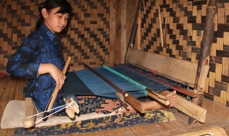 A young lady waves Baduy's traditional fabric in Lebak, Banten.  