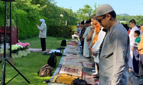 AA Gym atau KH Abdullah Gymnastiar memimpin Shalat Ied di Bern, Swiss.