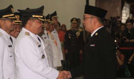 Aa Umbara Sutisna dan Hengki Kurniawan (Akur) resmi dilantik oleh Gubernur Jawa Barat (Jabar) Ridwan Kamil, sebagai Bupati dan Wakil Bupati Bandung Barat periode 2018-2023.