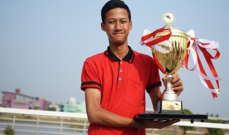 Aan saat mengangkat trofi juara umum Kejurnas Berkuda 2019.