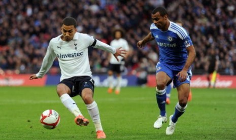 Aaron Lennon menguasai bola sambil diawasi Ashley Cole pada laga Tottenham Hotspur versus Chelsea yang berlangsung Sabtu (20/10) malam.