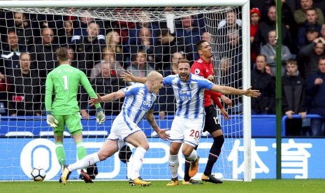 Aaron Mooy merayakan golnya ke gawang Manchester United pada pertandingan antara Manchester United melawan Huddesfield di Stadion John Smith Stadium, Huddersfield, Inggris.