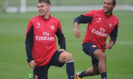 Aaron Ramsey bersama Theo Walcott dalam sesi latihan di London Colney