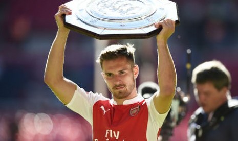 Aaron Ramsey memegang trofi Community Shield.