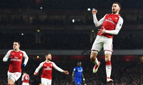 Aaron Ramsey merayakan gol pembuka ke gawang Everton. 