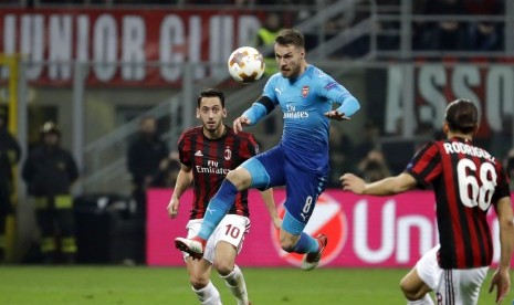 Aaron Ramsey (tengah) saat melawan AC Milan.