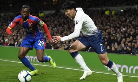 Aaron Wan-Bissaka (kiri)