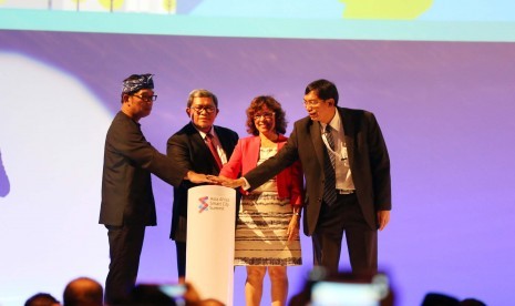 AASCS 2015: Dari Kiri ke kanan, Wali Kota Bandung Ridwan Kamil Gubernur Jabar Ahmad Heryawan, Wali Kota Victoria, Seychelles Jacqueline Moustache-Belle, dan Ketua Asia Africa Smart City Summit (AASCS) 2015 Suhono H Supangkat pada pembukaan forum AASCS 2015