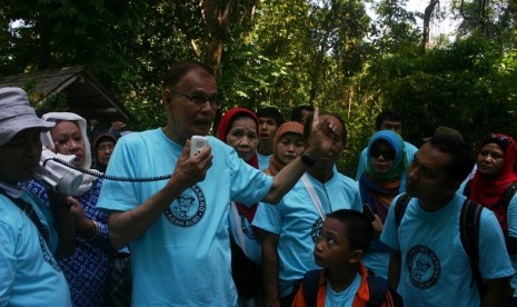 Abah Alwi menerangkan sejarah Pulau Onrust kepada para peserta 'Melancong Abah Alwi' edisi 'Menjelajahi Kepulauan Seribu', Ahad (8/7).