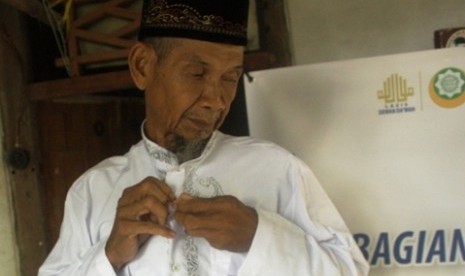 Abah Inan memakai baju hadiah Lebaran.